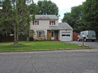8 Dundalk Rd, Manorville, NY 11949