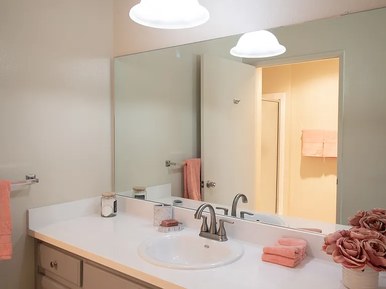 Gold Coast Apartments — Photo 63