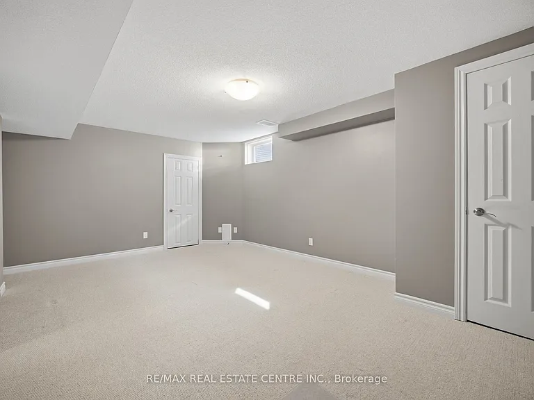 366 Hobbs Cres — Photo 42
