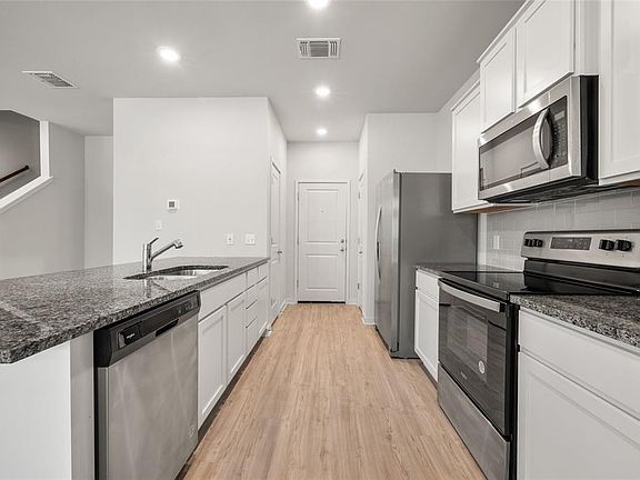2nd image of 1005 Doris Ln