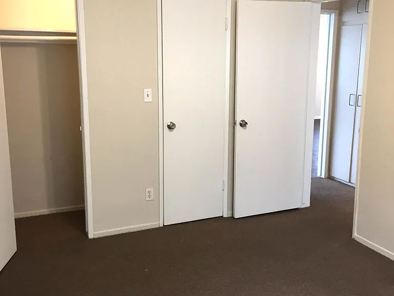 Bed 2 closets