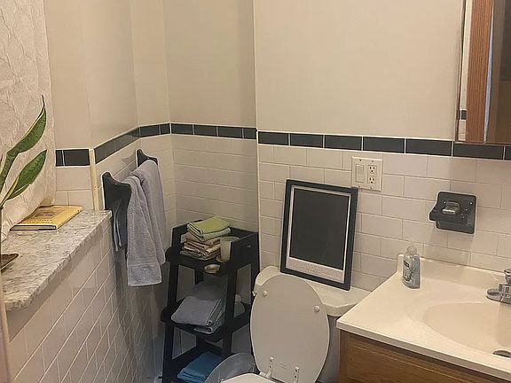5th image of 374 8th St APT 1d