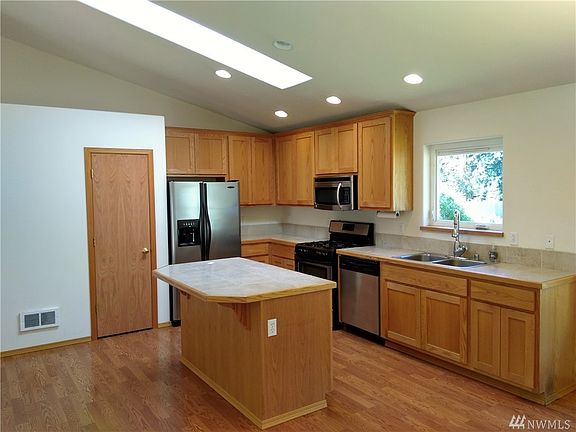 2nd image of 1087 Loganberry Ln