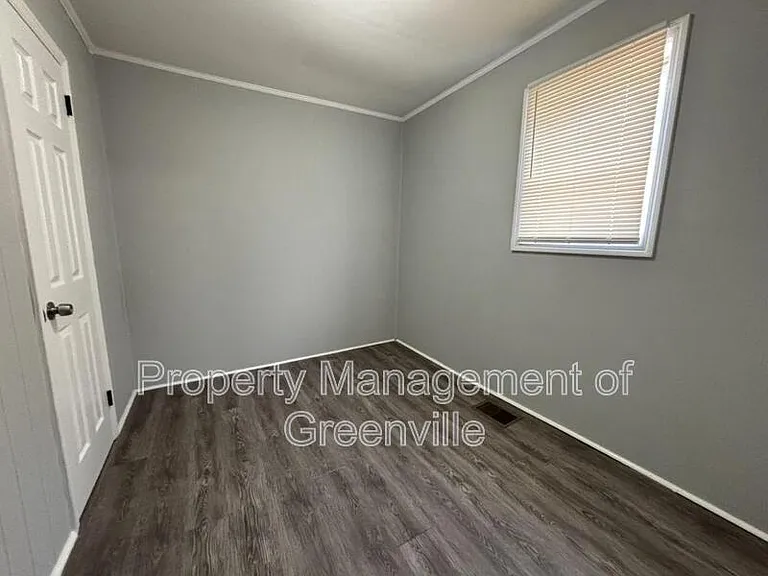326 Loop St #E — Photo 14