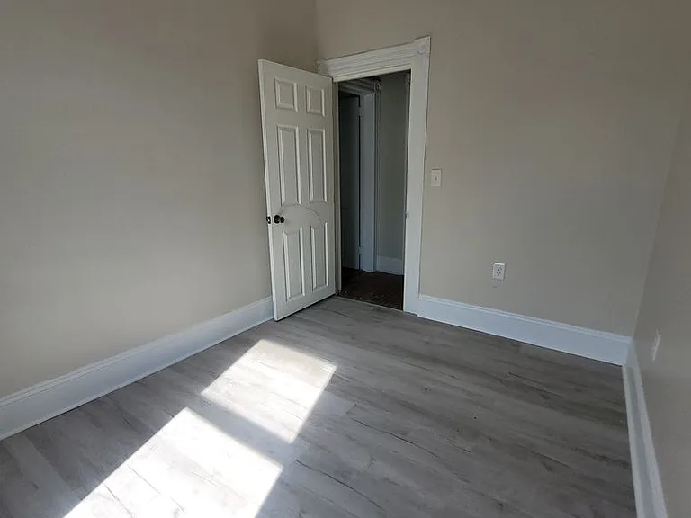 905 E King St — Photo 25