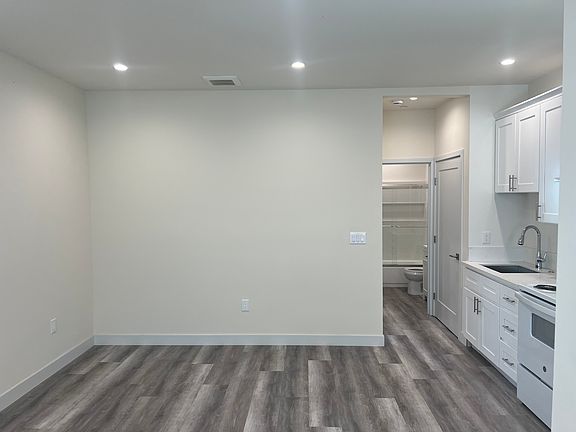 5th image of 11616 Hamlin St #11620