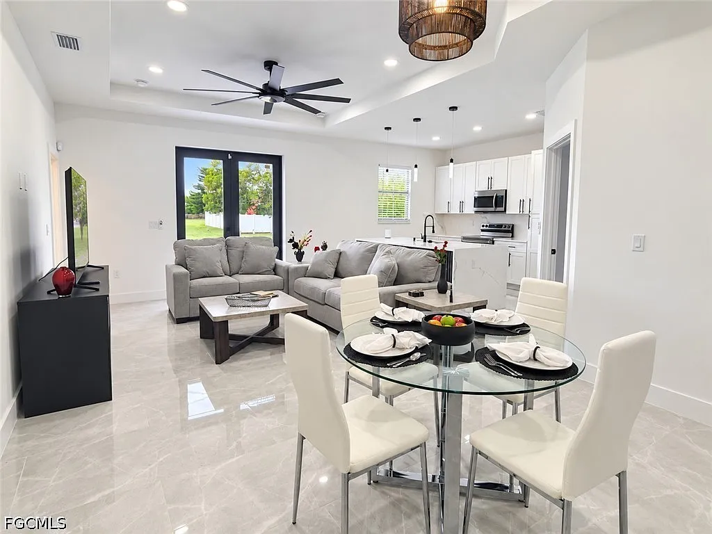 3 bed, 2.0 bath, 1300 sqft, $1,800 — Photo 4