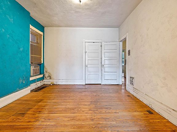 3rd image of 1205 Montclair Ave