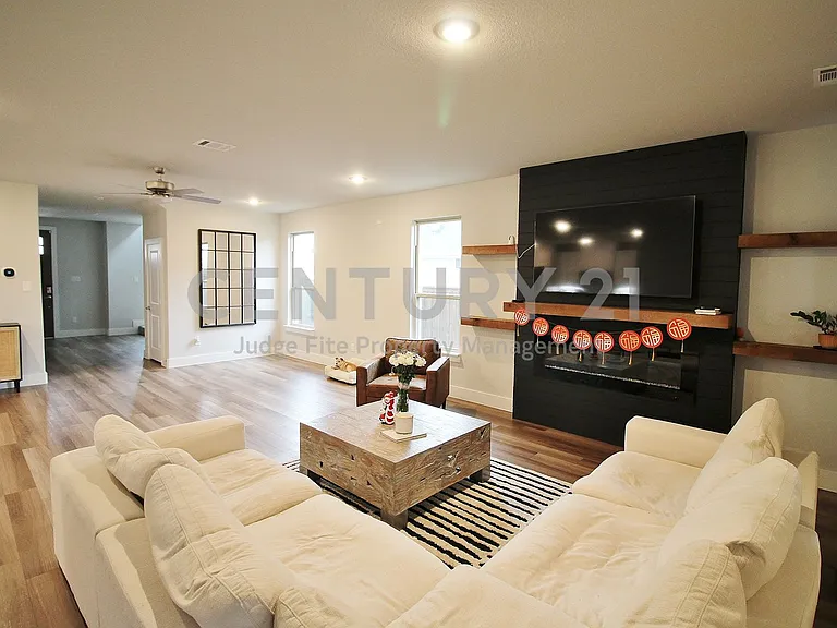 218 Mockingbird Dr — Photo 3