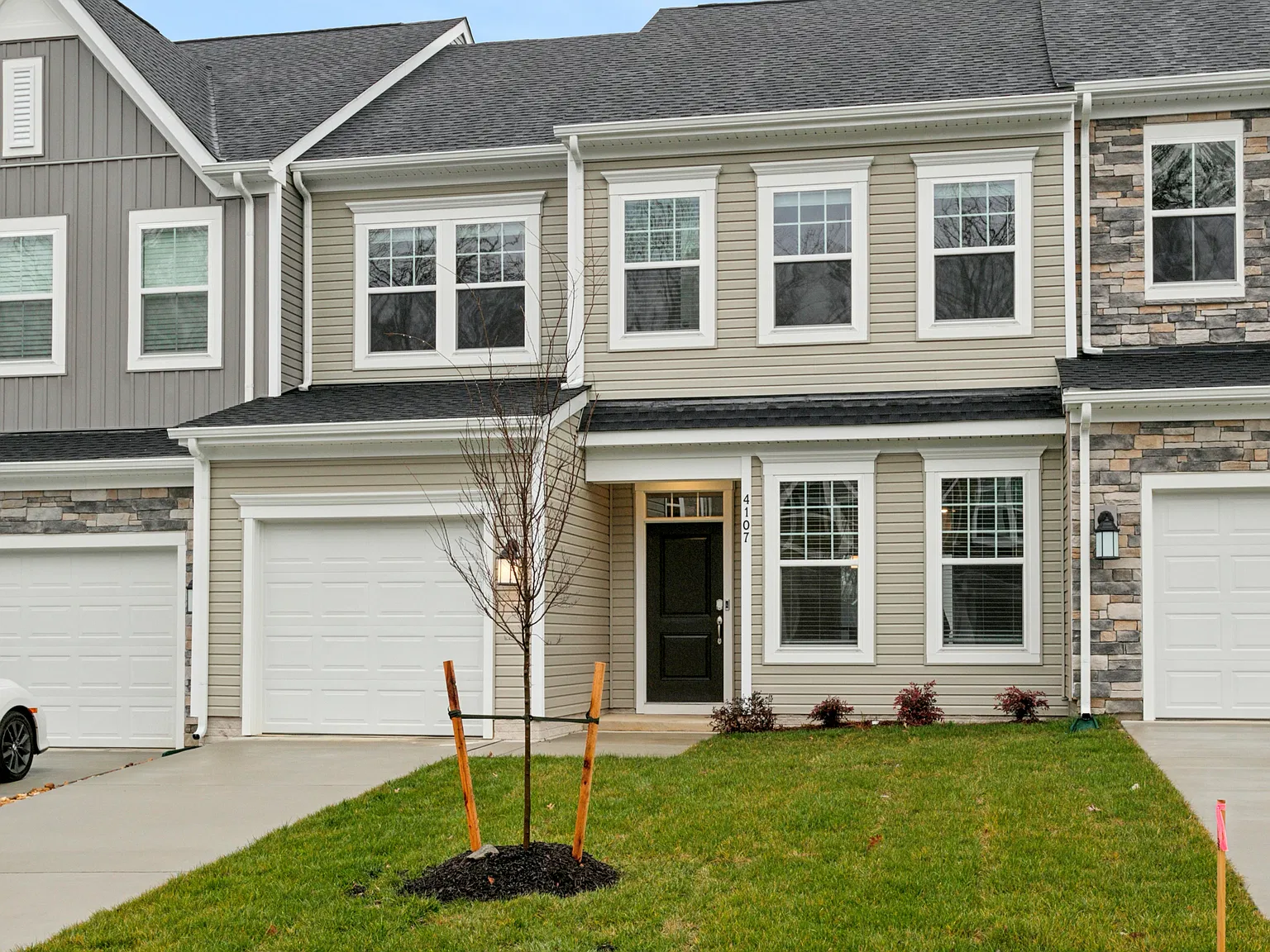 4 bed, 2.5 bath, 2250 sqft, $3,150 — Photo 3