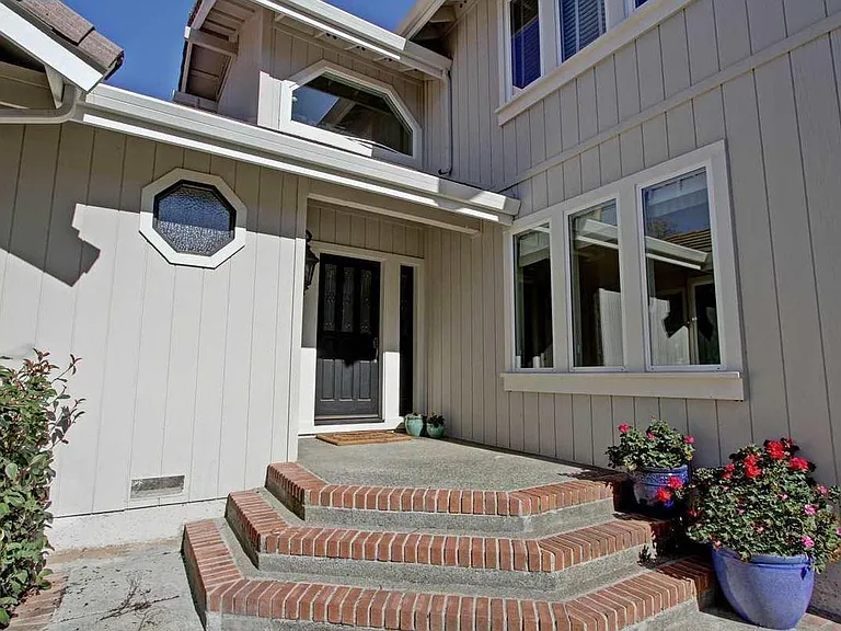 956 Redwood Dr — Photo 3