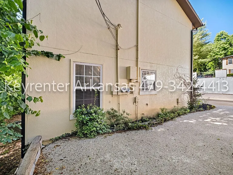 390 S University Ave — Photo 21