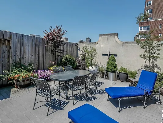 Sold by Sotheby's International Realty | media 10