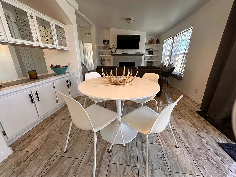 4 bed, 2100 sqft, $3,200 — Photo 3