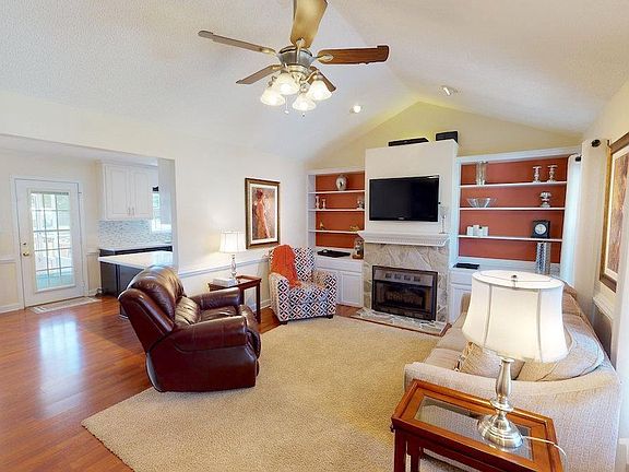 3rd image of 178 Knottingham Ct