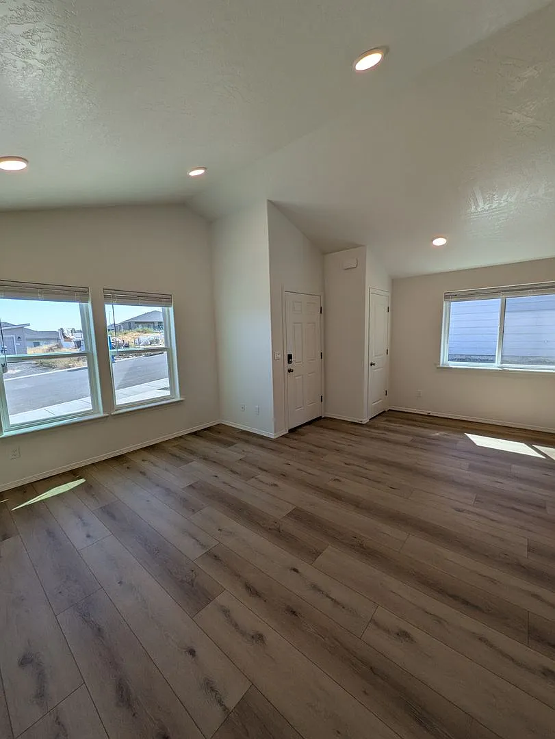 Brand new 3 bedroom/2 bathroom ready for move in — Photo 2