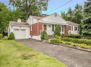 95 Sun Haven Dr, New Rochelle, NY 10801