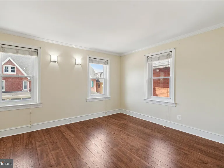 925 County Line Rd — Photo 12