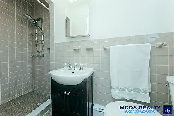 Rented by Moda Realty | media 22