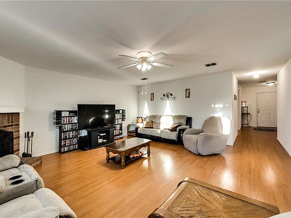 3rd image of 1405 Primrose Ln