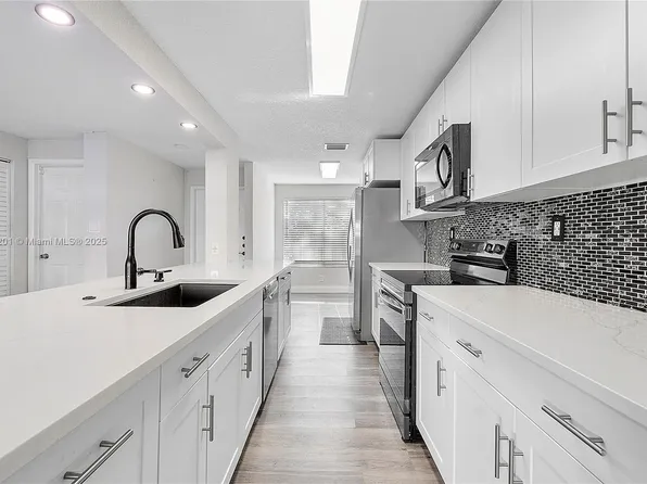 8239 NW 8th St #3, Plantation, FL 33324