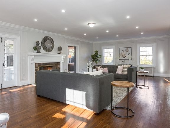 4th image of 214 Elmwynd Dr