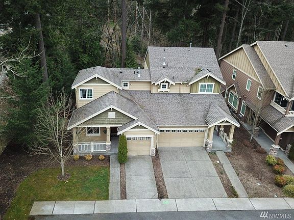 Ariel View of townhouse, backed up to private area & walking trails!