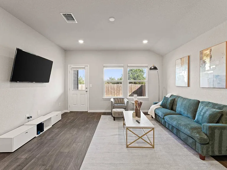 2920 Tweedy Trl — Photo 6