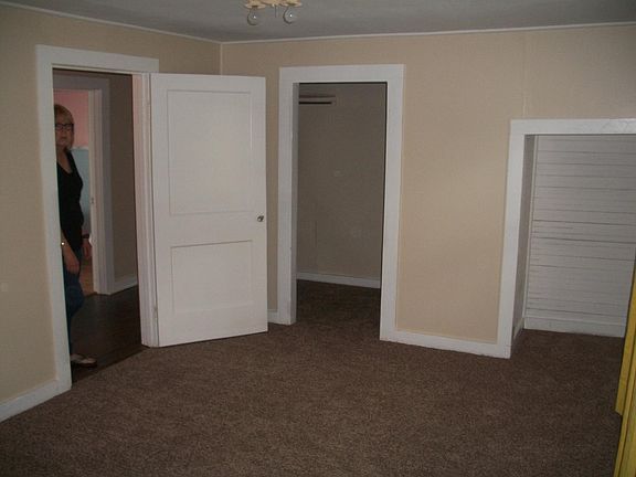 upstairs med sized bedroom
