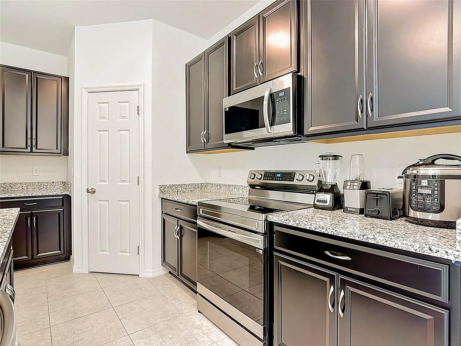 4 bed, 2.0 bath, 1801 sqft, $1,950 — Photo 4