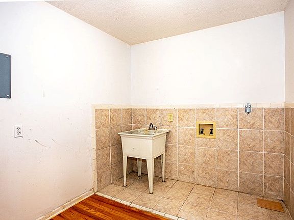 5th image of 1866 Lake Dr