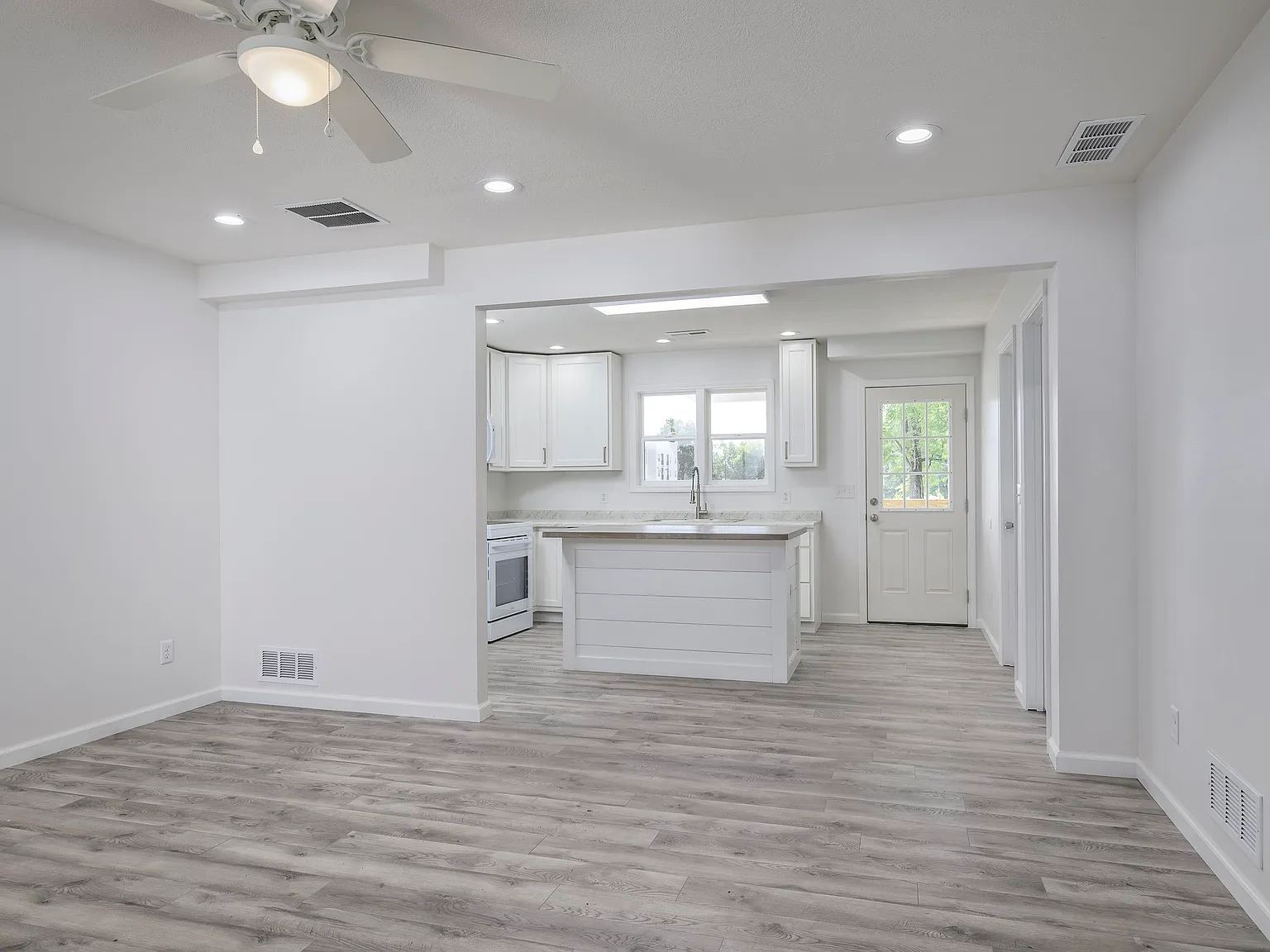 3 bed, 1.5 bath, 1300 sqft, $1,600 — Photo 2