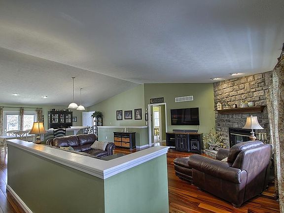 3rd image of 1176 Sherwood Ln