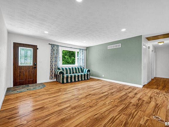 2nd image of 306 Parkway Ln