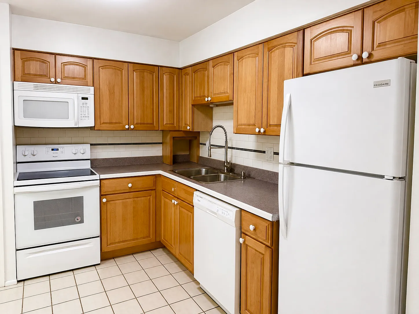 3 bed, 3.5 bath, 1400 sqft, $2,000 — Photo 4