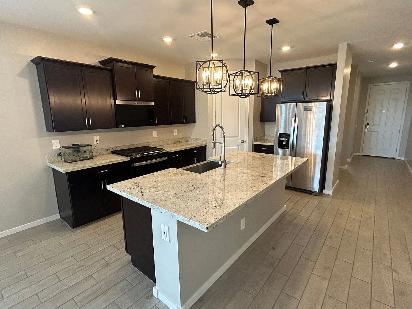 4 bed, 3.0 bath, 2049 sqft, $2,200 — Photo 4