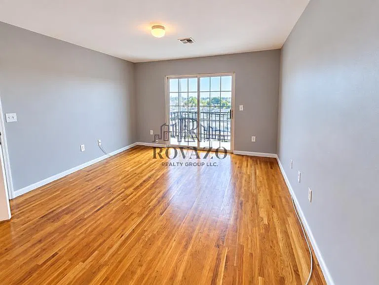 5 bed, 3.0 bath, 1000 sqft, $3,500 — Photo 4
