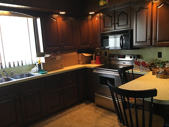 Eat in kitchen w/ appliances