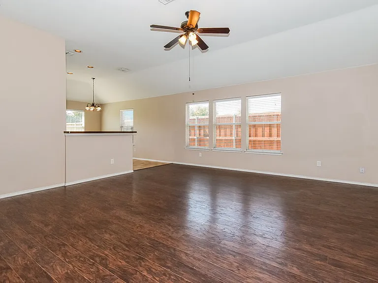 906 Oak Hollow Ln — Photo 4