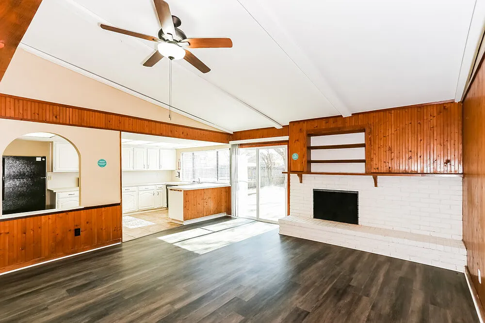 3 bed, 2.0 bath, 1895 sqft, $2,390 — Photo 4