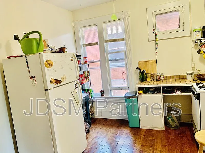 Building Photo - 1260 Vine St #3