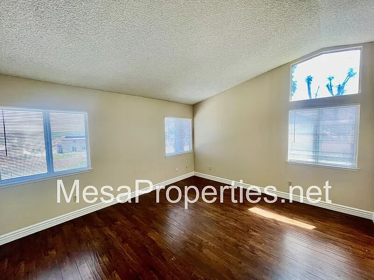 2407 N Sycamore Ave — Photo 13