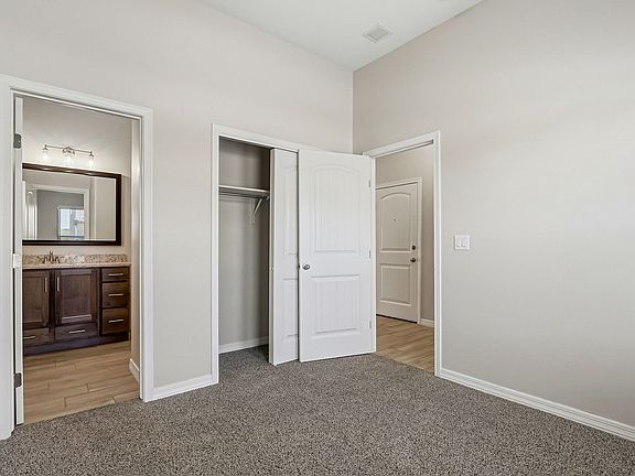 5th image of 629 La Entrada Cir