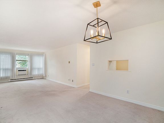 3rd image of 820 Laurier Blvd #218
