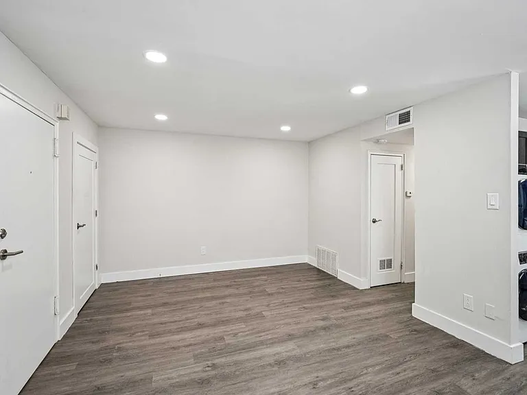 Domino Lane Apartments — Photo 9