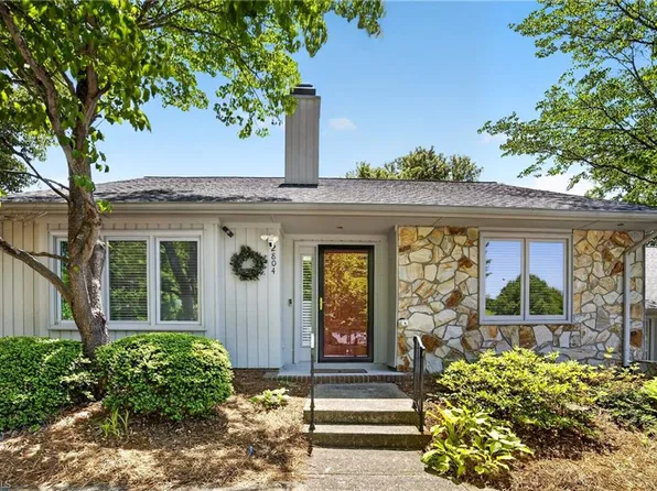 2804 Waters Edge Ln, Greensboro, NC 27410