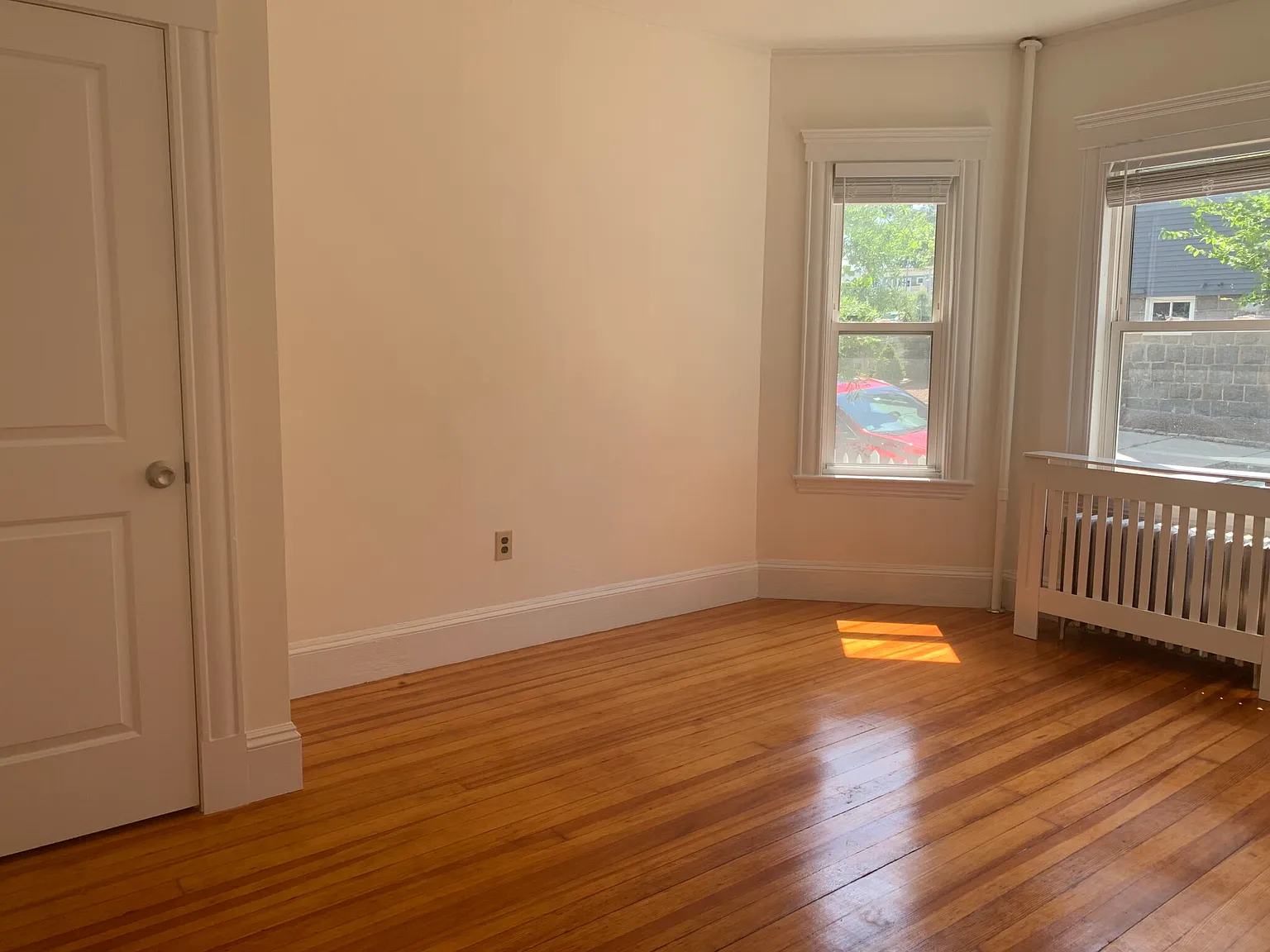 3 bed, 1.0 bath, 1100 sqft, $2,700 — Photo 2