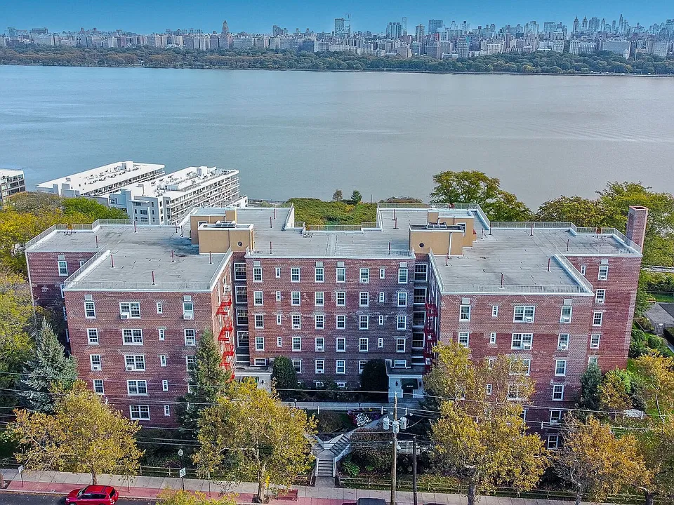 8550 Boulevard East #2G