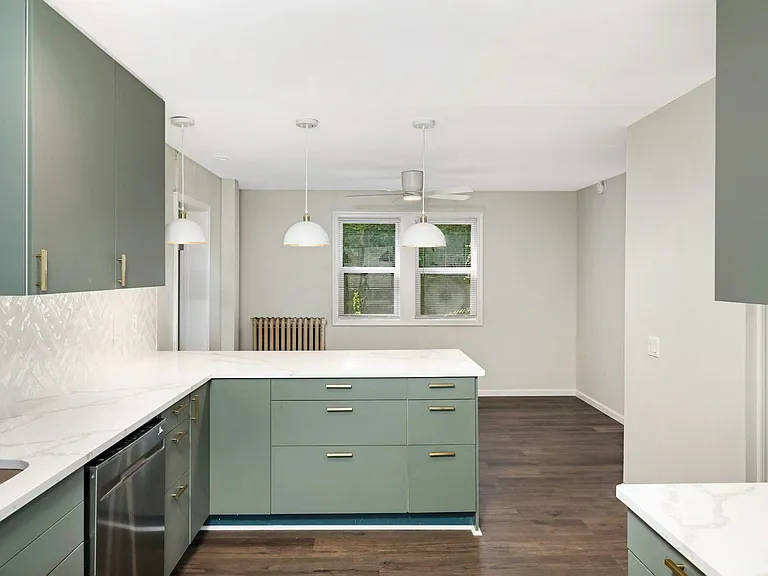 864 19th Ave SE — Photo 17