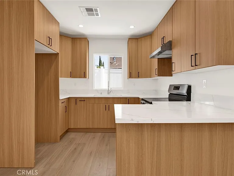 22542 Roscoe Blvd — Photo 5